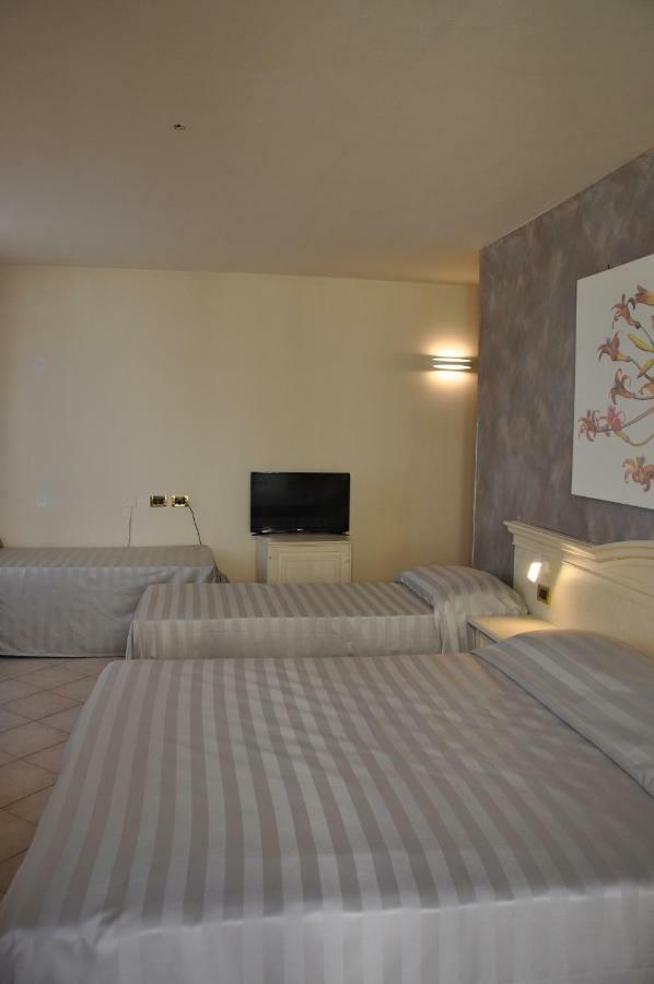 Hotel San Lorenzo Pozzolengo Bagian luar foto